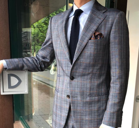 Dormeuil Japon ドーメル 青山 My Dormeuil Coordination Dorsilk Fabricmania お出かけの代わりに服地観察 自然光のもとで際立つ繊細なデザイン 室内の照明では見えなかったものが見えてきます Mrmatsuda 青山一丁目 チェックコーデ