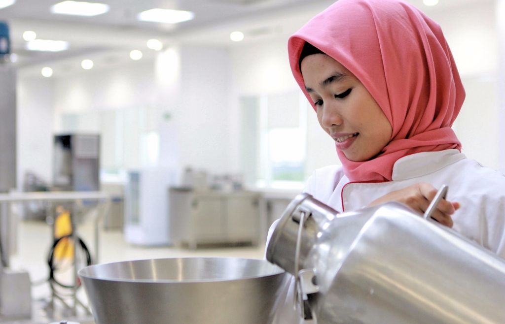 Berkat ahli teknologi pangan seperti Punjung Renjani, produk #minyaksawit kami terjamin baik dari kinerja, rasa, dan kebutuhan nutrisi! Ingin tahu lebih banyak soal peran beliau? Klik bit.ly/2GCPhWX #ExtraordinaryEveryday