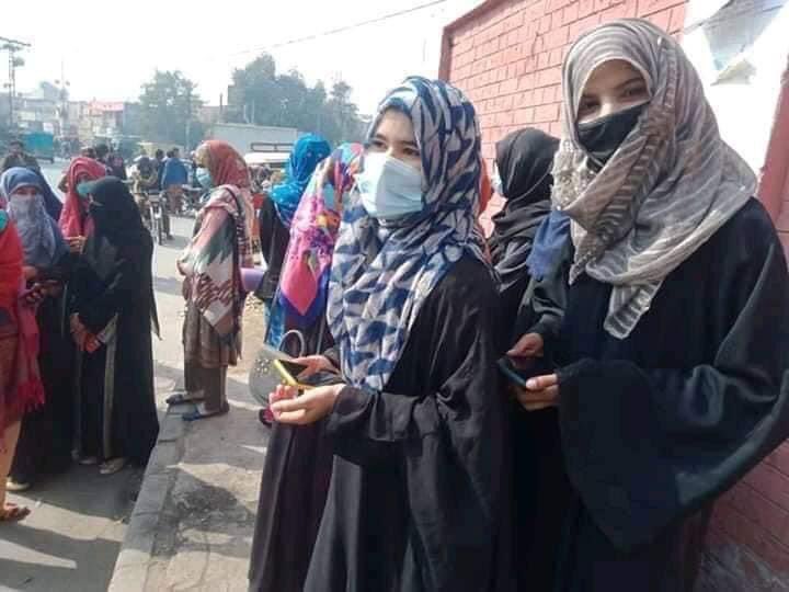 PSCollectiveMul's tweet photo. We at PSC stand with the students of Islamia University of Bahawalpur as they’re are protesting physical exams after an online semester. 

Conducting on-campus exams in the wake of new deadly wave of Covid-19 is sheer irresponsibility of IUB admin. 
#iubstudentswantonlineexam https://t.co/0eijeFpVCb