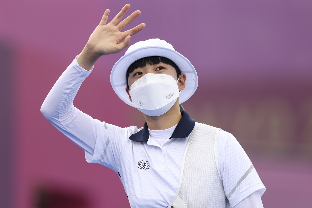 For the first time since 1904, a woman has won three golds in #Archery at a single #Olympics 

An San, that's a #FridayFeeling right there👏

#StrongerTogether #Tokyo2020