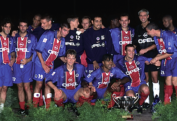 michelkollar's tweet photo. le 30 juillet 1998, le @PSG_inside remporte le #TropheeDesChampions face à @RCLens avec un capitaine pour son unique brassard avec les 🔴🔵: Bruno #Carotti https://t.co/3dmvCr9517