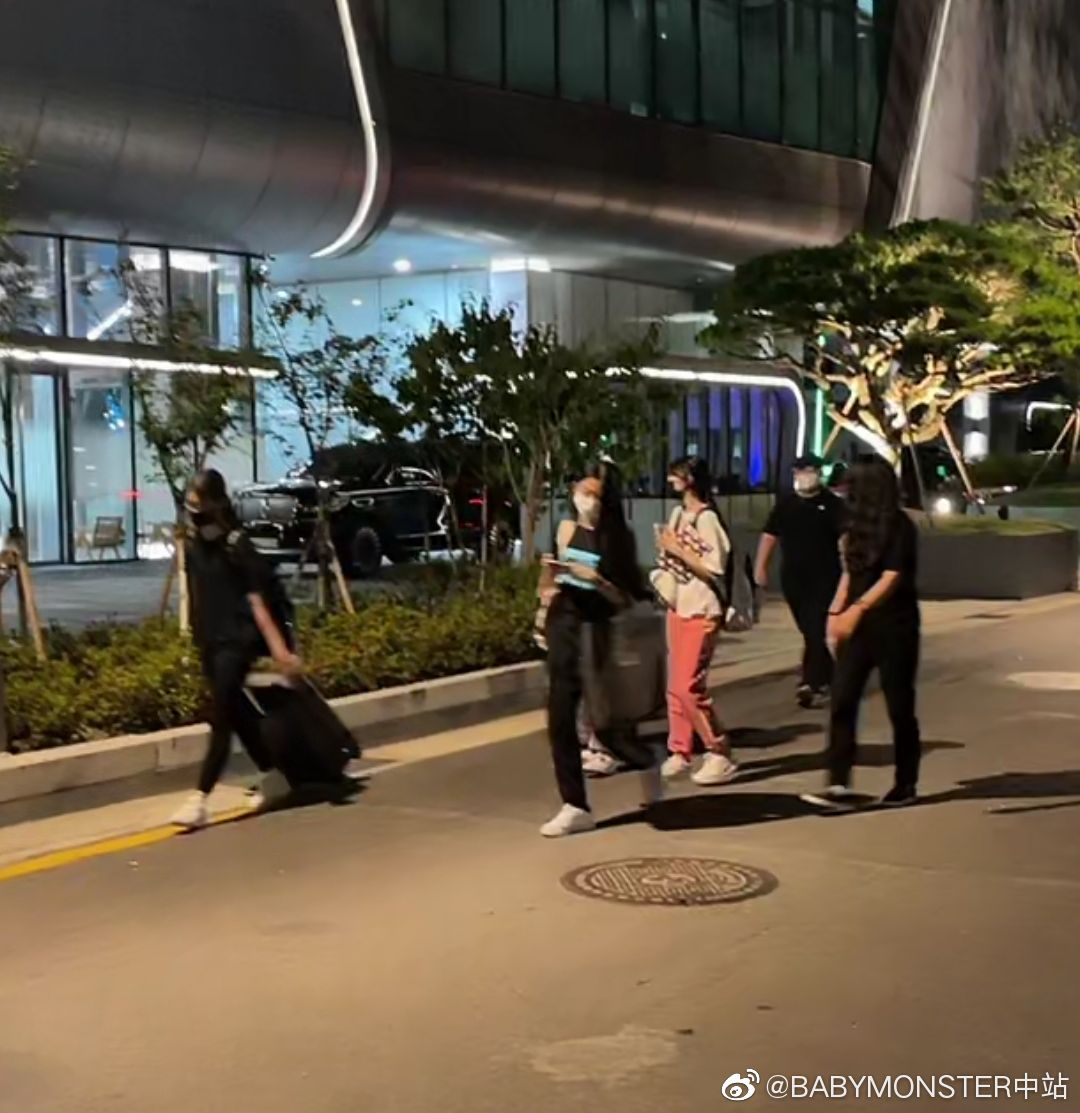 rukapinks's tweet photo. ygngg bar fanbase posted this on weibo with a caption "yg new girl group trainees accompanied by staffs" https://t.co/cCbzV497r0