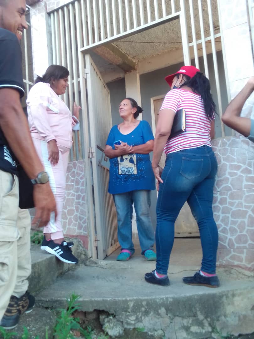 PsuvDulce's tweet photo. #EpaPSUV  Continuamos nuestra Campaña a PURO PULMÓN al encuentro CARA A CARA. Llegamos a los sectores El Desvío y Los Chivos, Parroquia #LasBrisas. Cada encuentro es #Amor #Unidad #Lealtad y #Alegría rumbo al 8AGO. El @PartidoPSUV en la Calle #Charallave #YoVotoPorDulceMaría https://t.co/cXb60NYDXU