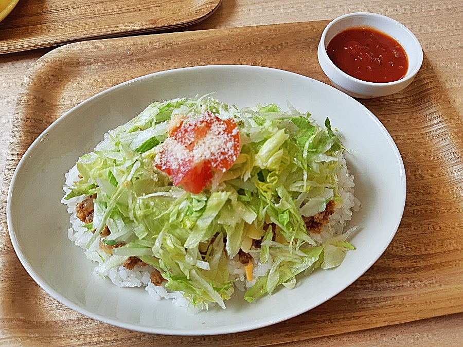 TidaYonabaru's tweet photo. 【与那原deランチ】
海岸沿いにあるお洒落カフェ「Coast kitchen AkabaNaa-」
🍝カフェメニュー🥄でお洒落でお上品な🍅タコライス🌮をおいしきいただきました😍
https://t.co/OOGxwslWCz

#与那原deランチ
#AkabaNaa
#カフェ
#タコライス
#与那原グルメ https://t.co/BzS9mn8fth