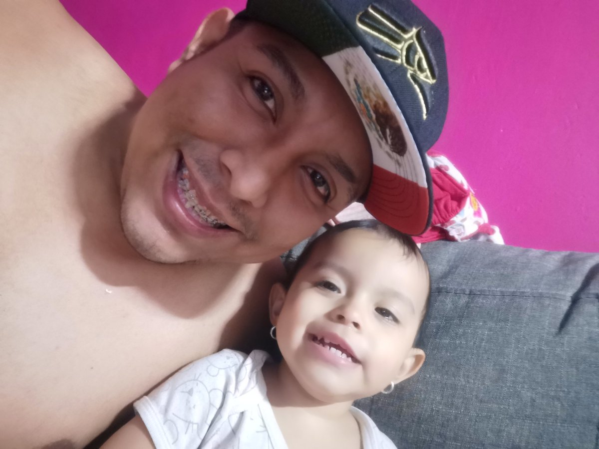May_cacer's tweet photo. Mi hermosa hija #Niky a Twittear de neww... https://t.co/SPfKjgnCeb