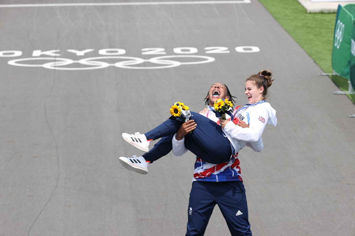 Absolute. SCENES. 🤩 @bethanyshriever and @kye969 just blew our minds! 🤯 #Tokyo2020 gold and silver medallists! 🥇🥈 #TeamGB