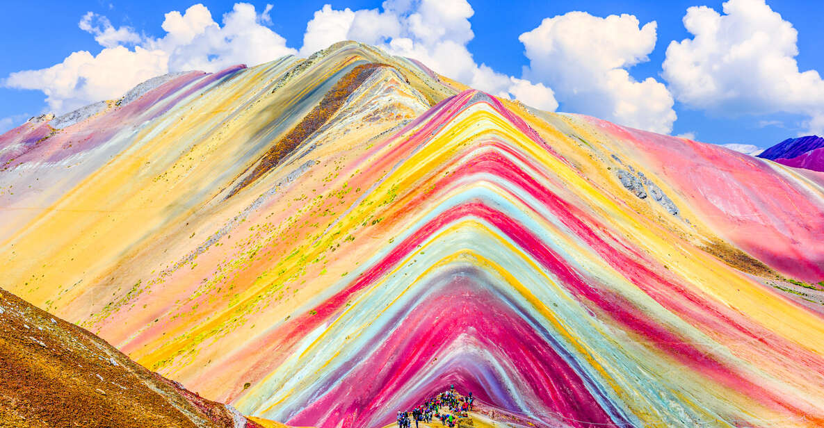 samrujlok's tweet photo. #ความลับของภูเขาหลากสี ภูเขาสายรุ้ง (Vinicunca Rainbow Mountain) เป็นภูเขาในเทือกเขาแอนดีส ของประเทศเปรู ที่มีระดับความสูง 5,200 เมตร เหนือระดับน้ำทะเล ภูเขาสายรุ้งเกิดจากการผสมกันของแร่ธาตุหลากสี 14 ชนิด เป็นระยะเวลานานหลายล้านปี ซึ่งแต่ละสีเกิดจากแร่ธาตุที่แตกต่า���กัน https://t.co/pHzLqAw2cS