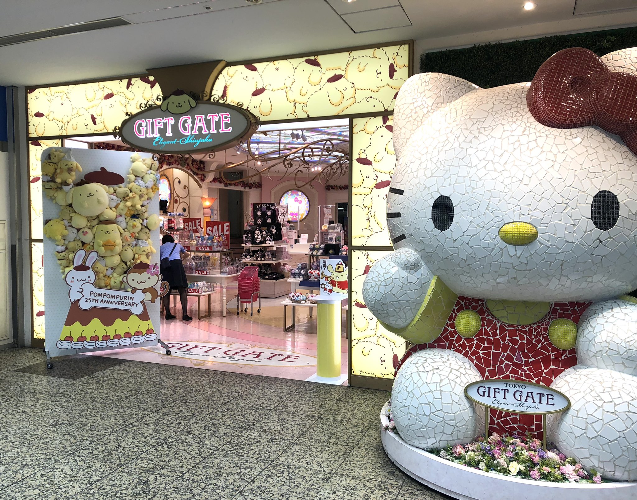 サンリオショップ情報 公式 Sanrio Gift Gate 札幌アピア店 プリンの形をした巨大なプリンの ぬいぐるみの壁 が出現 またゆったりとした店内のあちらこちらにプリンの装飾が施されています ぬい撮りスポット 森のアイスクリームショップ