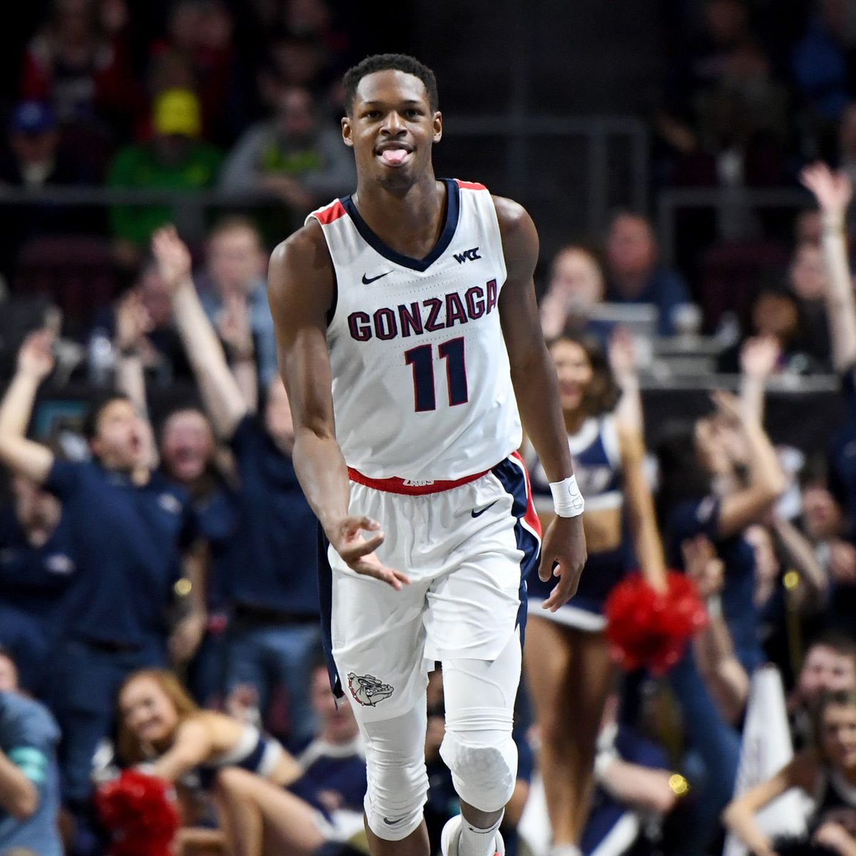 lacejadeLA's tweet photo. Joel ayayi y Austin Reeves serán parte de los Lakers con contratos two-way.

2 undrafted muy interesantes que incluso pintaban para ser elegidos en el draft.

Ayayi: 12 pts, 6.9 reb, 39% 3pt
Reeves: 18.3 pts, 5.5 reb, 4.6 ast.

Bienvenidos 💛💜 https://t.co/kFmIaQKdUF