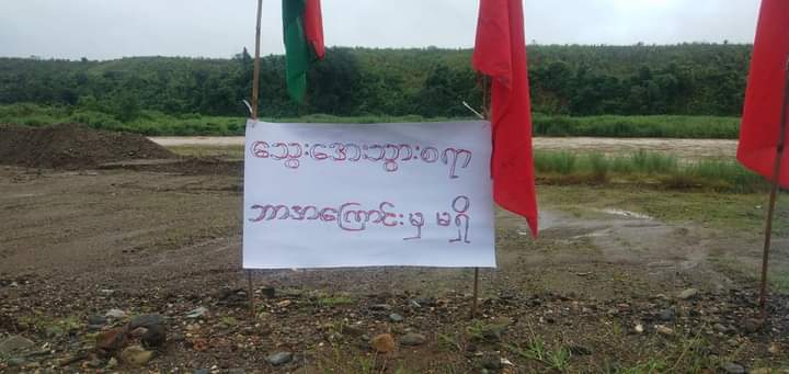 b3rry_y's tweet photo. Phakant Lonekhin's Non-Human Strike. Banners say true words that represent our citizens' voices.
#OurGovernmentNUG #July30Coup 
#WhatsHappeningInMyanmar https://t.co/vspzUxjtLE