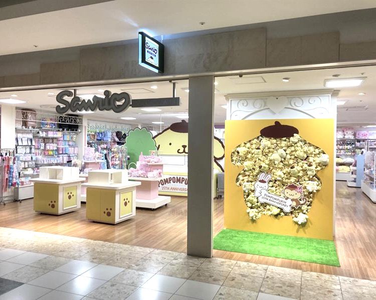 サンリオショップ情報 公式 Sanrio Gift Gate 札幌アピア店 プリンの形をした巨大なプリンの ぬいぐるみの壁 が出現 またゆったりとした店内のあちらこちらにプリンの装飾が施されています ぬい撮りスポット 森のアイスクリームショップ