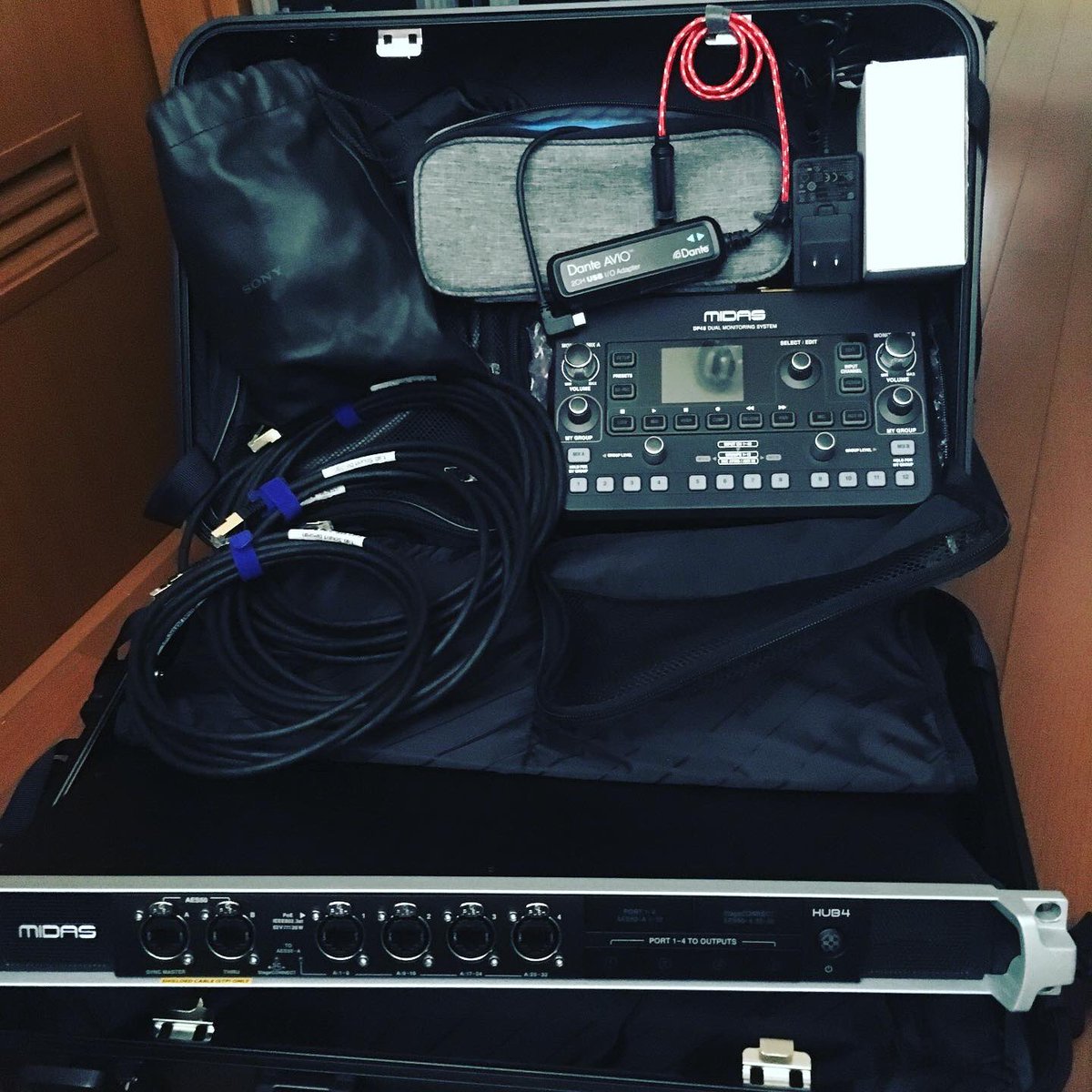 tatsuya_account's tweet photo. 機内持込サイズでこれだけ持ち歩ければ機動力UP✈️

Midasコンソール用のStageboxからダイレクトに48ch接続できるのは良き事✍️👀
https://t.co/UPRpSDzVVf

ヘッドホン出すとCueboxは3台は入りそう🤔
https://t.co/3W9xcbTTnM
※実際はクッション多めで運搬。
#midas #DP48 #Hub4 #midasconsole #収録 https://t.co/iTySa2nLVd