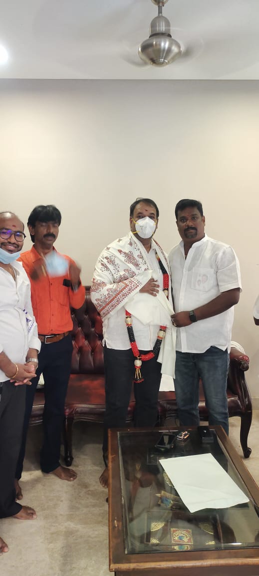 SrinivasanElu11's tweet photo. கழகத்தில் இணைந்த மதிப்பிற்குரிய அண்ணன் திரு ஏவிகே ராஜா @avkraja @ajstalin17 
அவர்களை, கழகத்தின் சார்பாக  சந்தித்து ���ாழ்த்துக்களை  தெரிவித்தோம் 
@arivalayam https://t.co/Ni7ybcEOeu
