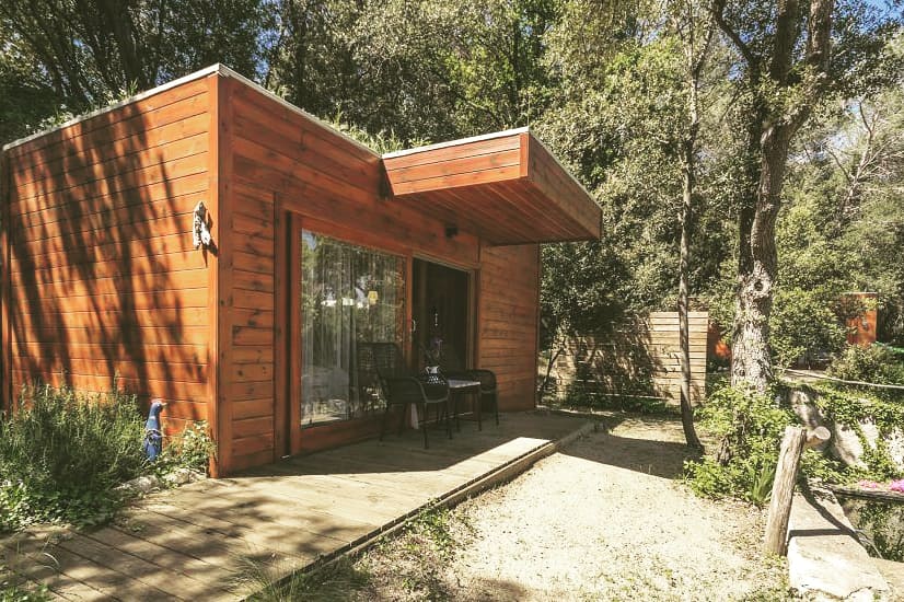 Eurobungalow's tweet photo. Eurobungalow realizó la instalación de unas cabañas de madera para ampliar la capacidad de huéspedes en el alojamiento rural Can Caponet. Están situadas a 3 minutos a pie de la masía y son construcciones de madera y con tejado verde ecológico para aislar del frio y la calor. https://t.co/e5b2Rs87GV