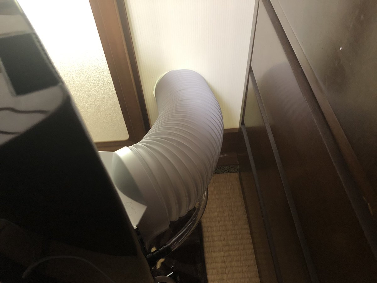 くまさん くまさんの屋根裏部屋 エアコン取り付けが難しい6畳和室の為にスポットクーラーを導入 なかなか冷たい風が出るので満足 昨夜 1時間試運転してみたら 800ml超えの排水があった 付属の窓パネルじゃ短いので 熱い排気と排水を出す工夫が必要