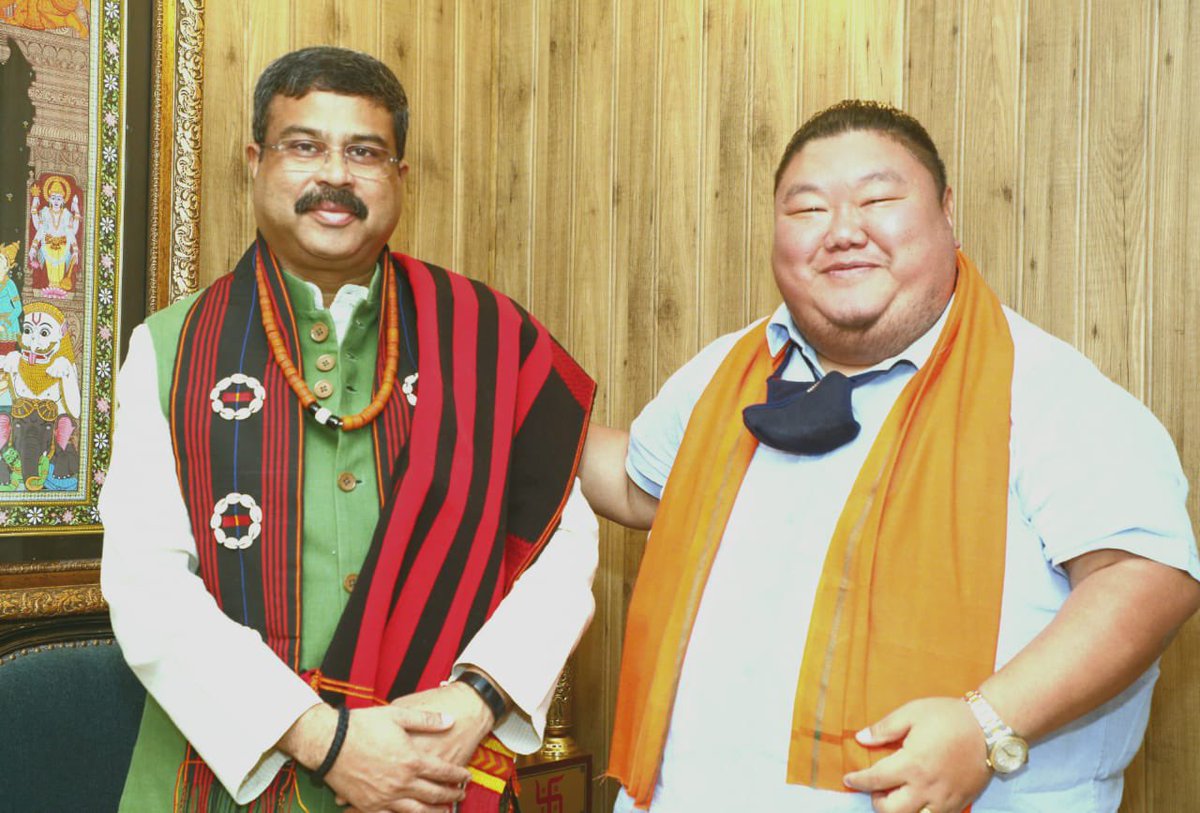 dpradhanbjp's tweet photo. Shri @AlongImna also presented me with an ethnic Naga Angami stole, a distinct identity of the rich culture &amp;  traditions of the beautiful state of Nagaland. 

#MyHandloomMyPride https://t.co/rXp97EI7pF