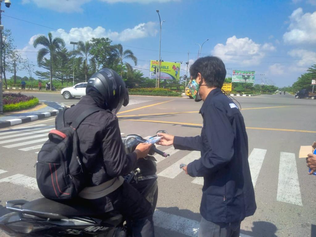 SumatranTigerID's tweet photo. Global Tiger Day 2021 campaign action continues in the Berbak Sembilang National Park area. PIU and TNBS volunteers took to the streets distributing masks to the community carrying the message of Sumatran tiger conservation. #GlobalTigerDay #GlobalTigerDay2021 https://t.co/ykzhj3nhf1