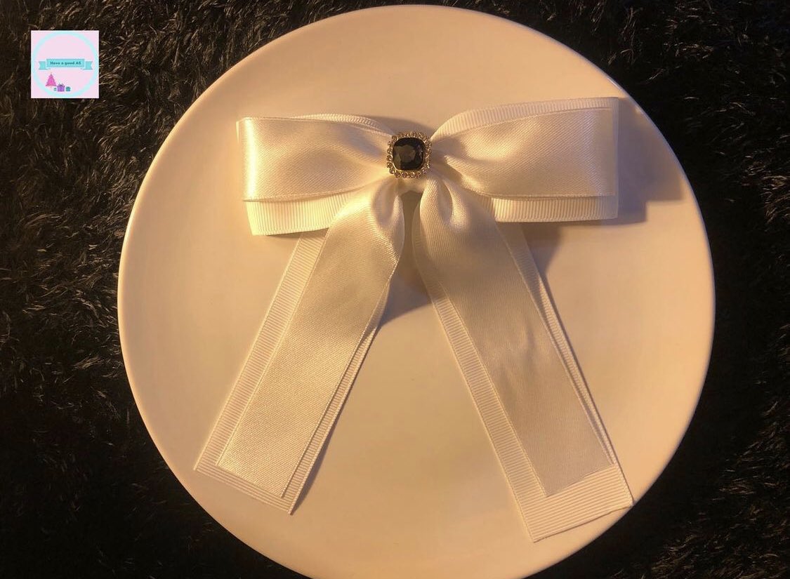 HonlyJ's tweet photo. หาค่าเทอมค่ะ 🥺 ยุคเศรษฐกินแย่แบบนี้ไม่รู้จะหาเงินที่ไหนแล้วค่ะ ชิ้นละ 89฿ งับ ค่าส่ง 30฿ สามารถเลือกสีเปลี่ยนจี้ตรงกลางได้ แฮนด์เมดทุกชิ้นคั้บ ตั้งใจทำมาก ฆ่าเชื้อแอลกอฮอล์ก่อนส่งทุกออเดอร์🎀  #ขายของออนไลน์ #โบว์ติดผมเกาหลี https://t.co/NOt0nbPfWC