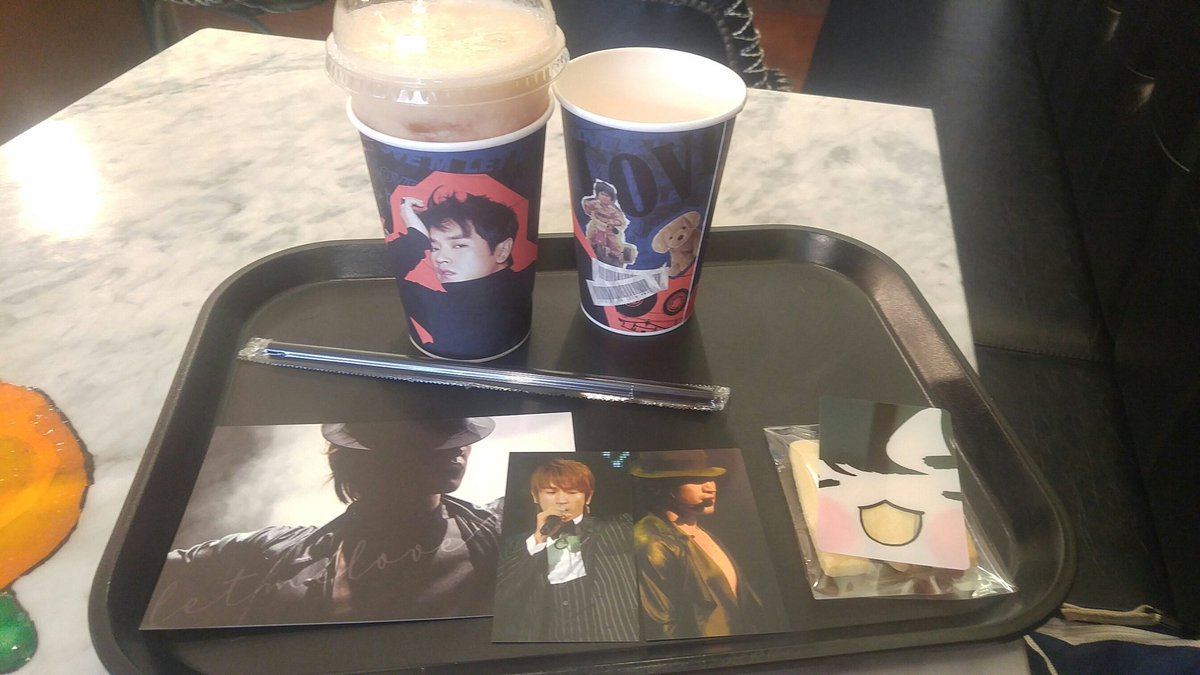 #LET_ME_LOVE_M
#여름하늘을_닮은_민우
#태양처럼_눈부신_민우날
오다가 더워서 실신할뻔 했지만 무사히 도착!
와앙포카 너무 귀여워ㅠㅠ
안떨어져서 다행이다:)