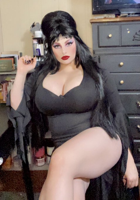 Some Mistress of the Dak Cosplay for you 🖤 https://t.co/K0NyP4ghob