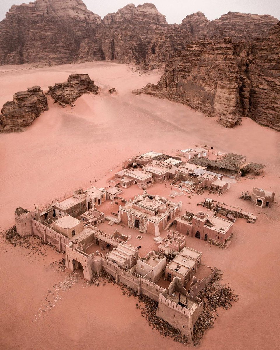 قد تبدو كقرية صحراوية مهجورة؛ أو حصن أثري يبلغ عمره مئات السنين..
لكنها بالحقيقة قلعة شُيدت منذ عدة أعوام لتصوير برنامج تلفزيوني فرنسي في صحراء #وادي_رم في #الأردن
الصورة: Cédric Houmadi