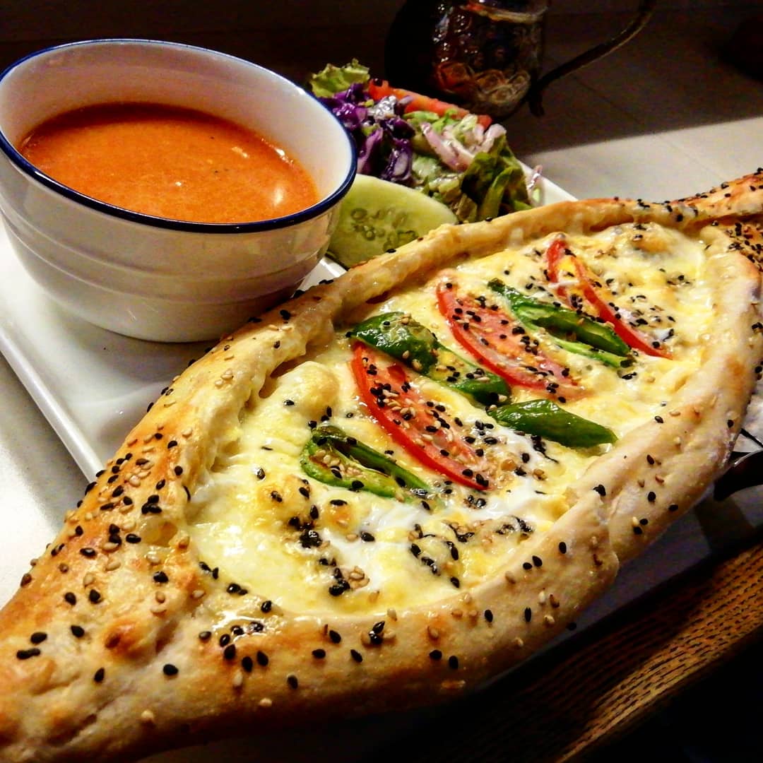 Takashi Yokota 12トルコ料理 焼きたてのフワフワトルコパンに たっぷりのチーズ トルコパンはシンプルな生地 ピザカッターで食べやすい大きさにカット 小麦粉の香ばしく焼けた香りが良いねぇ Instafood Yummy Turkishfood アラプスン