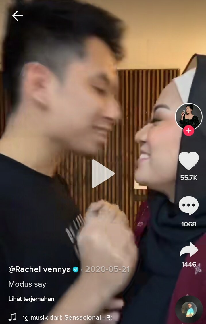 daisycutiestx's tweet photo. ini zara komen tahun lalu "kapan y:(" eh tahun ini dicipok beneran sama mas okin hadeuh pucing pala barbie 😂 https://t.co/90EHIPgp8R