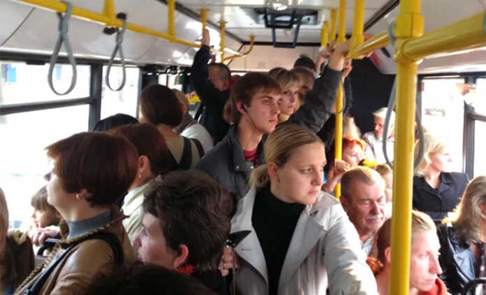 Много народу в автобусе. Народ в автобусе. Толпа людей в автобусе. Пассажиры в маршрутке. Толба люднц в автобему.