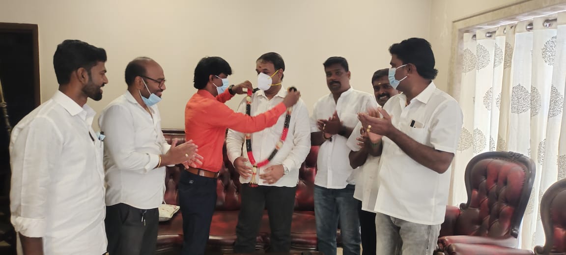 Sriniva27383515's tweet photo. கழகத்தில் இணைந்த மதிப்பிற்குரிய அண்ணன் திரு ஏவிகே ராஜா @avkraja @ajstalin17 
அவர��களை, கழகத்தின் சார்பாக  சந்தித்து வாழ்த்துக்களை  தெரிவித்தோம் 
@arivalayam https://t.co/1SpOs8zjk0