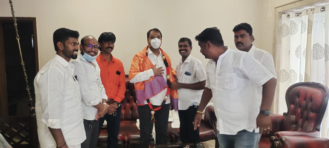 Sriniva27383515's tweet photo. கழகத்தில் இணைந்த மதிப்பிற்குரிய அண்ணன் திரு ஏவிகே ராஜா @avkraja @ajstalin17 
அவர��களை, கழகத்தின் சார்பாக  சந்தித்து வாழ்த்துக்களை  தெரிவித்தோம் 
@arivalayam https://t.co/1SpOs8zjk0