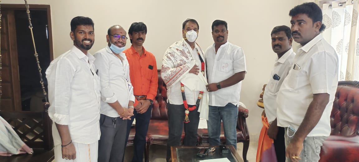 Sriniva27383515's tweet photo. கழகத்தில் இணைந்த மதிப்பிற்குரிய அண்ணன் திரு ஏவிகே ராஜா @avkraja @ajstalin17 
அவர��களை, கழகத்தின் சார்பாக  சந்தித்து வாழ்த்துக்களை  தெரிவித்தோம் 
@arivalayam https://t.co/1SpOs8zjk0