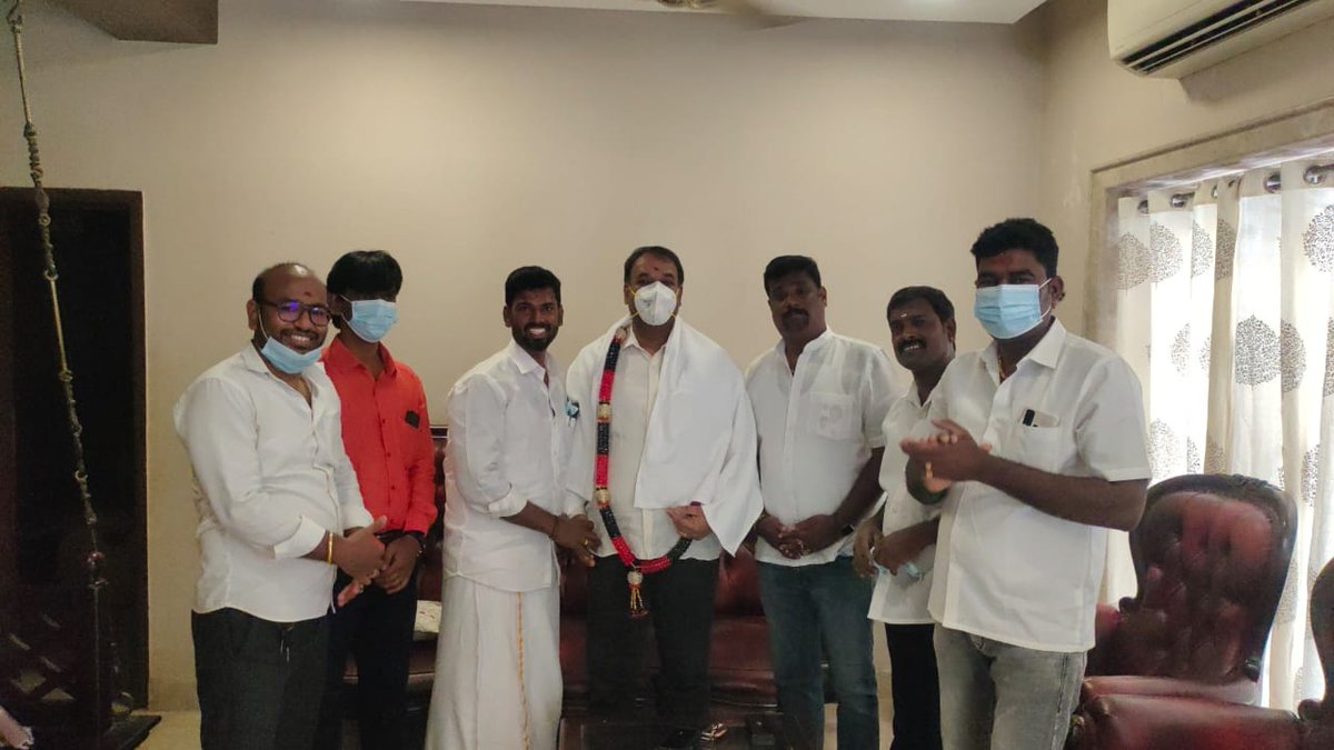 Sriniva27383515's tweet photo. கழகத்தில் இணைந்த மதிப்பிற்குரிய அண்ணன் திரு ஏவிகே ராஜா @avkraja @ajstalin17 
அவர��களை, கழகத்தின் சார்பாக  சந்தித்து வாழ்த்துக்களை  தெரிவித்தோம் 
@arivalayam https://t.co/1SpOs8zjk0