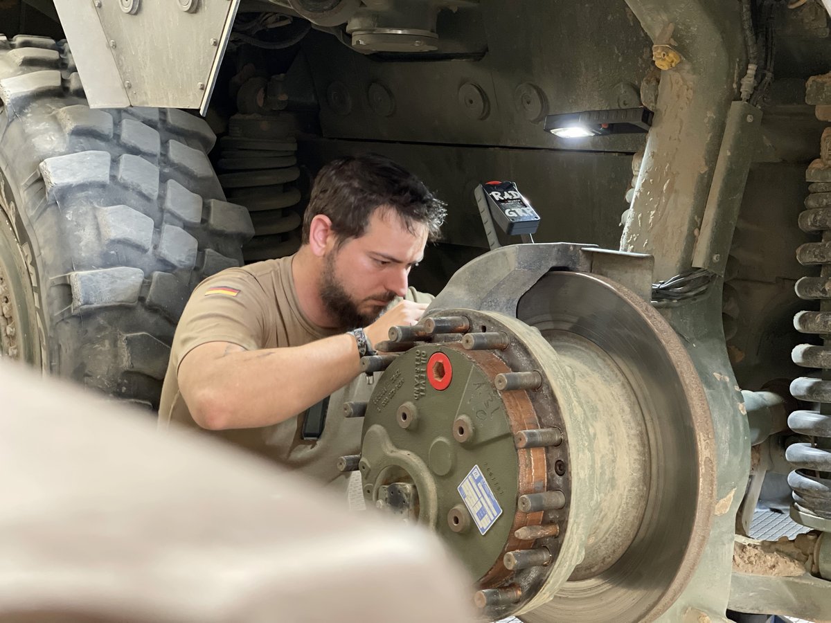 Deutsches_Heer's tweet photo. Sand, Staub, Hitze. Bei der Übung #SchnellerDegen 21 in 🇱🇹 wird auch das #Heer|esmaterial auf die Probe gestellt. Ob #GTKBoxer oder #Wolf - die Instandsetzung übernehmen Profis wie Stabsunteroffizier Patrick T. #StrongerTogether https://t.co/ZPLiyKKDvc