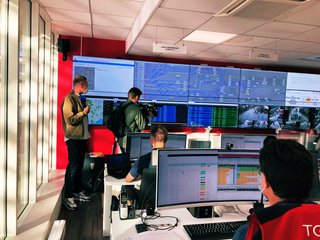 Dans les coulisses de vos départs 🏔⛱ : Toutes les équipes <a href="/SNCF/">❌</a> sont mobilisées pour ce week-end de chassé-croisé 🚄💨
🎥 Ici, dans la salle des opérations des #TGV de Paris-Gare de Lyon