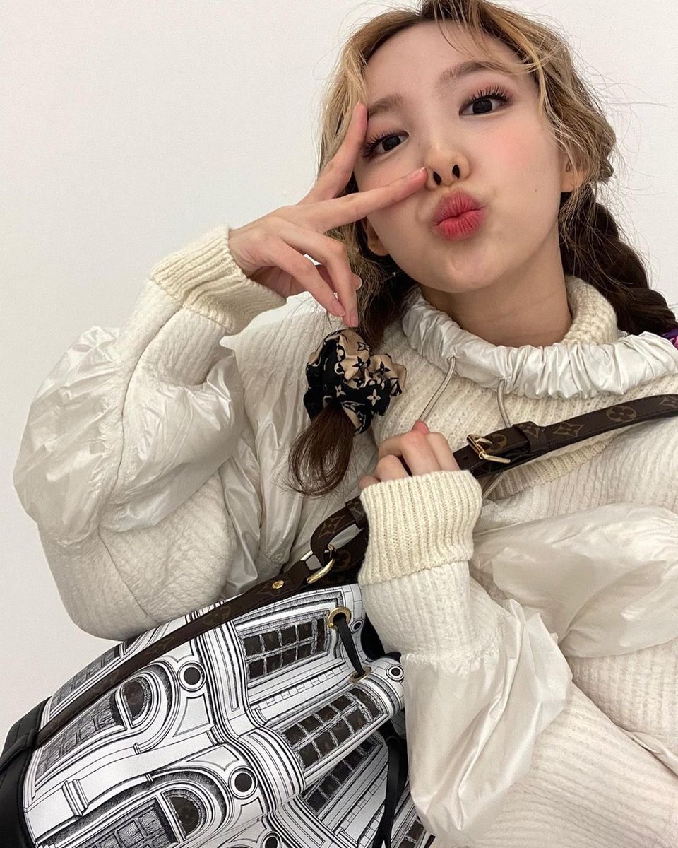 나연🫧 tweet media