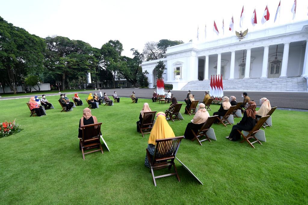 Saya menyerahkan Banpres Produktif Usaha Mikro (BPUM) langsung kepada 20 pelaku usaha mikro di halaman Istana Merdeka, pagi ini. 

Pemerintah membagikan Banpres Produktif sebesar Rp1,2 juta per orang kepada 12,8 juta pelaku usaha mikro dan kecil pada tahun 2021 ini.