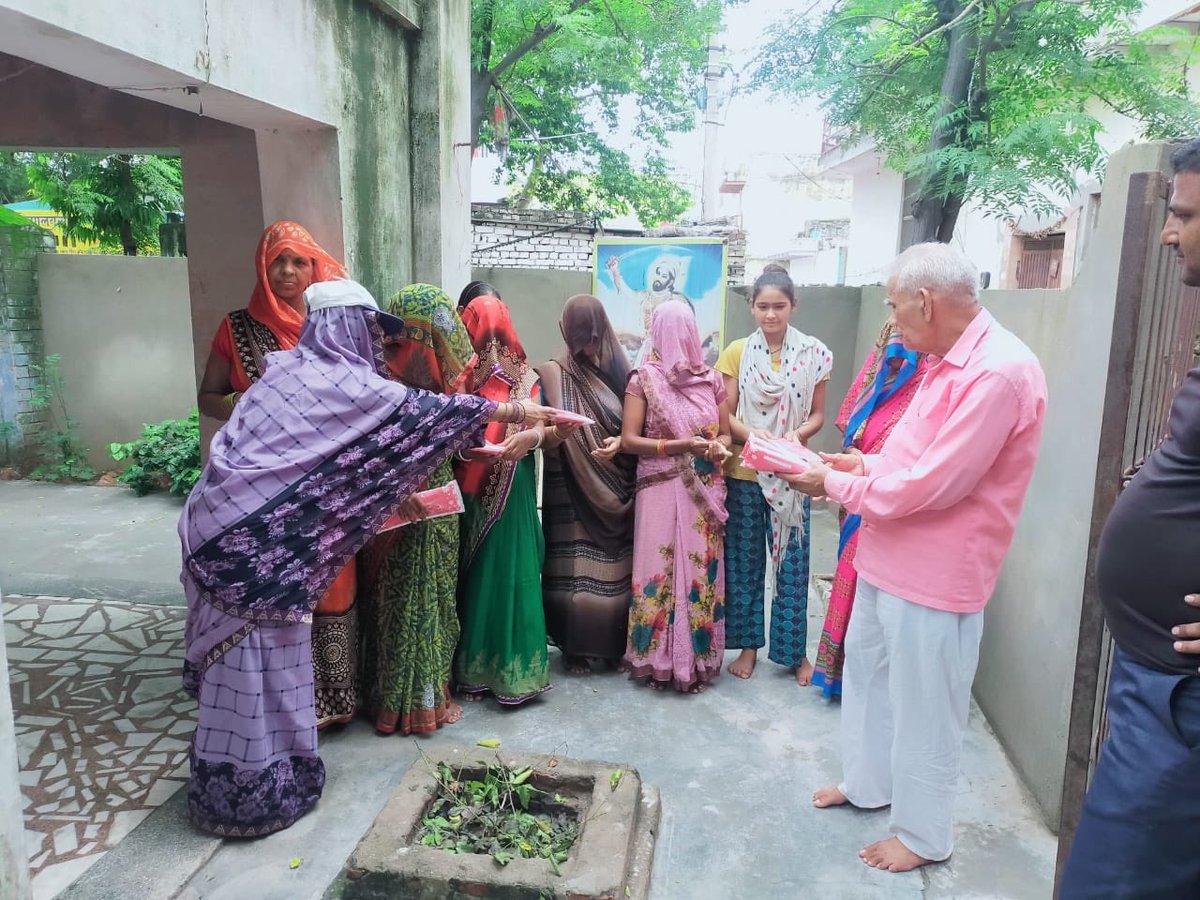 dintya15's tweet photo. Sanitary pad distribution by CSC VLE to women in Hathras UP in the presence of senior male citizen - what a transformation #onlycsccandothis https://t.co/j7gLvpam9t