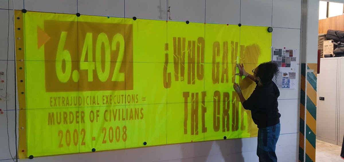 MafapoT's tweet photo. Voluntarios en Londres 🇬🇧 preparando banners pal #6402LondonPerformance en apoyo a la lucha por la justicia para los mas de 6402 "falsos positivos"
El mundo entero sabrà #QuienDioLaOrden https://t.co/Cw29PHWAZw