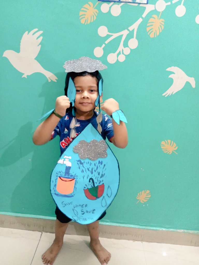 gupta_yuvan's tweet photo. A drop of water is worth more than a sack of gold to a thirsty man#yuvan gupta# nursery D#droplet #relling about importance of water #hindi poem competition# @ashokkp
@y_sanjay
@ShandilyaPooja @PoojaTalwar11 @Hemab20 https://t.co/9DoqZHWrax