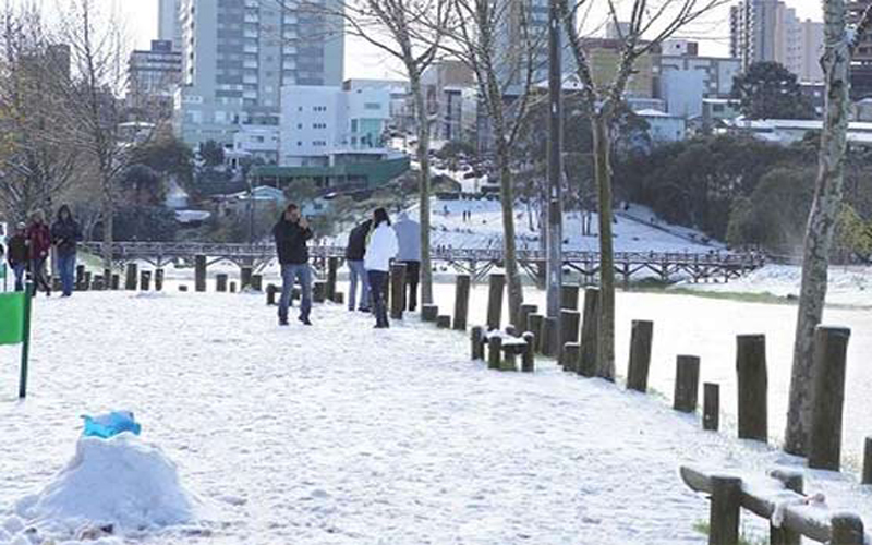 Waqtnewstv's tweet photo. برازیل کے مختلف شہروں نے برف کی چادر اوڑ لی
https://t.co/lHmIcKZ4Db
#Brazil #Weather #Snowfall #RareSnowfall #Southern #ColdSnap @metoffice #SnowInBrazil https://t.co/bFyD2nkWSB