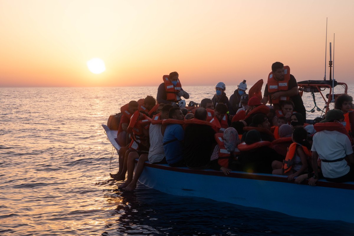 seawatchcrew's tweet photo. 🔴 Zweite Rettungsaktion abgeschlossen! Am frühen Morgen hat die #SeaWatch3 über 60 Menschen aus einem Holzboot gerettet, darunter viele Kinder. Viele Menschen sind verletzt, einige haben schwere Treibstoffverbrennungen. https://t.co/uDJwlDtlLX