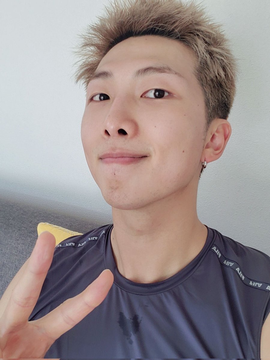 luciade14488968's tweet photo. @namudessss @Abi_Iglesias8 @BTS_twt #RMselca #BTS #ARMY ✌️✌️✌️✌️🤩🤩🤩🤩🤩🤩 https://t.co/QC8SLk6Oso