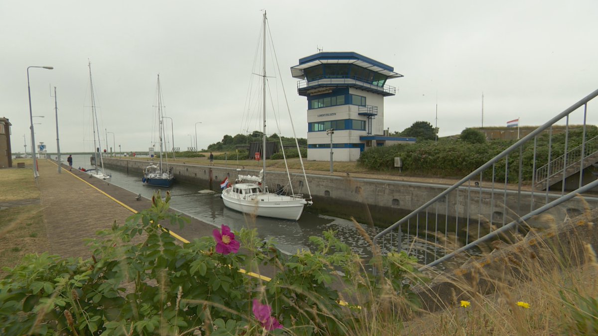 De meester van onze schutsluis bij Kornwerderzand; dat is Johan! In het water 🌊van #DeAfsluitdijk zie je dagelijks veel plezier- en vrachtschepen varen. Johan helpt de boten door de sluis.  

Bekijk zijn 32-verhaal nu op onze website: deafsluitdijk.nl/32-verhalen/