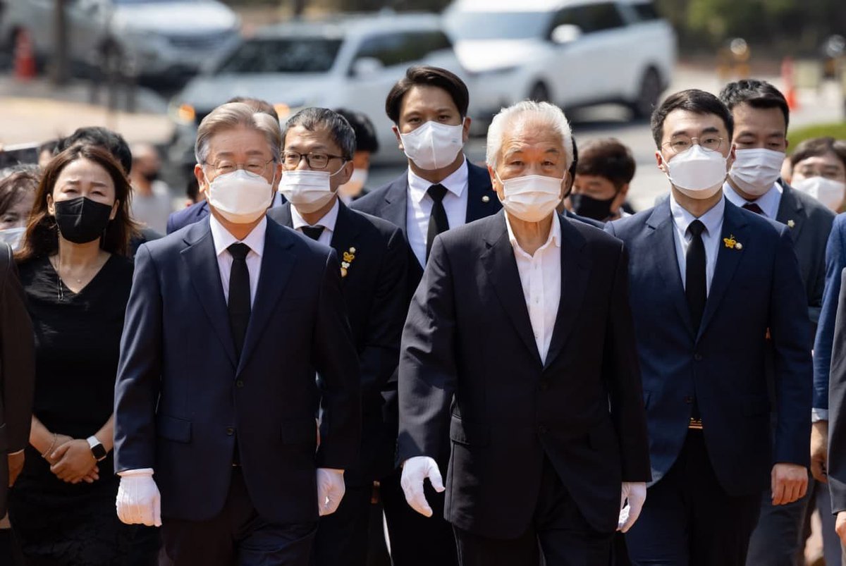 대구 2.28 민주운동 기념탑에 다녀왔습니다. 우리당  박주민, 이재정, 김남국, 전용기 의원님과 함께했습니다. 2.28민주운동은 3.15의거와 4.19혁명으로 이어지는 자랑스러운 대한민국 민주화 역사의 출발점입니다. 민주화의 성과 위에 더 유능한 4기 민주정부 반드시 수립하겠다고 다짐했습니다.