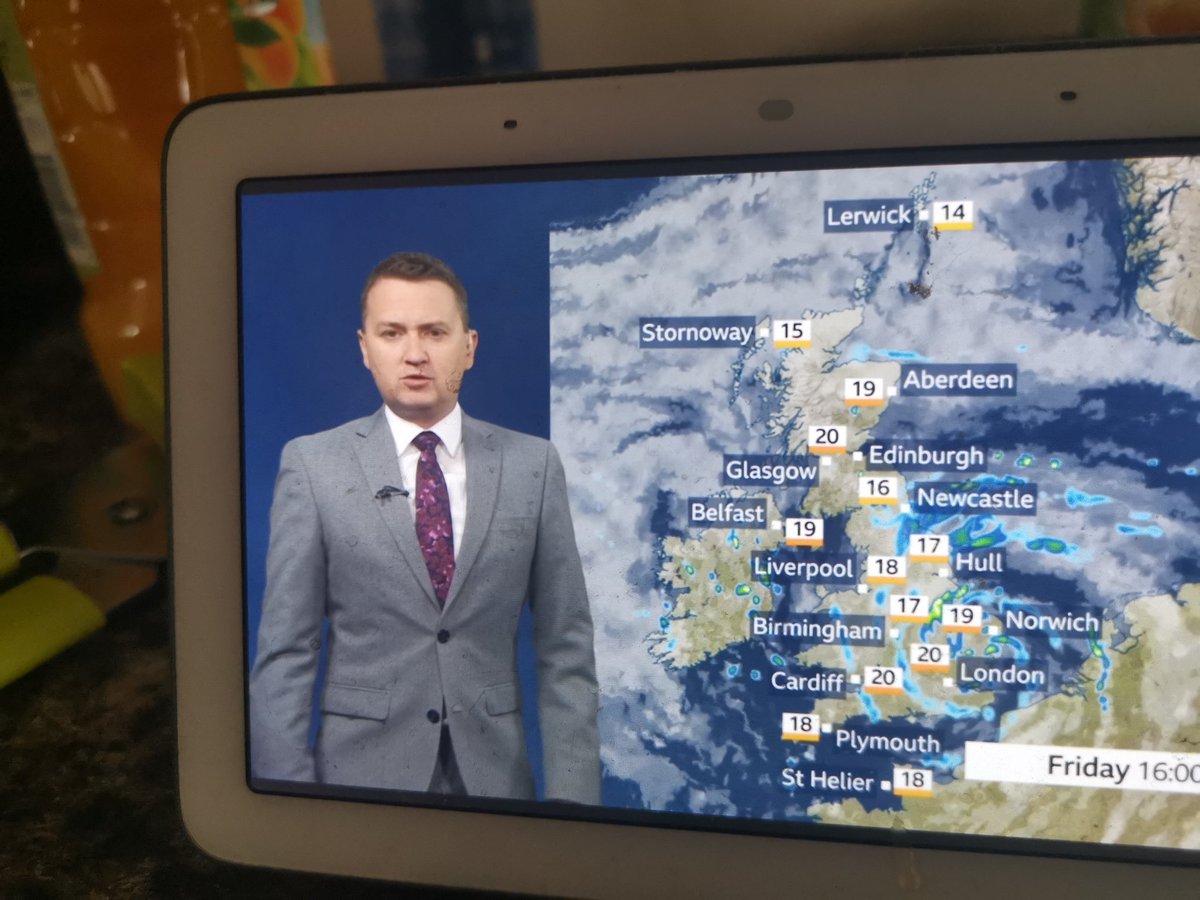 djdan_johnson's tweet photo. Hi @bbcweather, why do the cloud graphics stop with the straight line? Its something my partner and I have always wondered. https://t.co/wIOTz6p50f