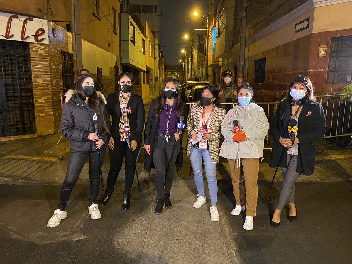 Aquí estamos todas las reporteras lechuceras que venimos haciendo la guardia en los exteriores de la casa del Presidente Castillo. Paridad nos sobra, somos un matriarcado 💪🏼😬