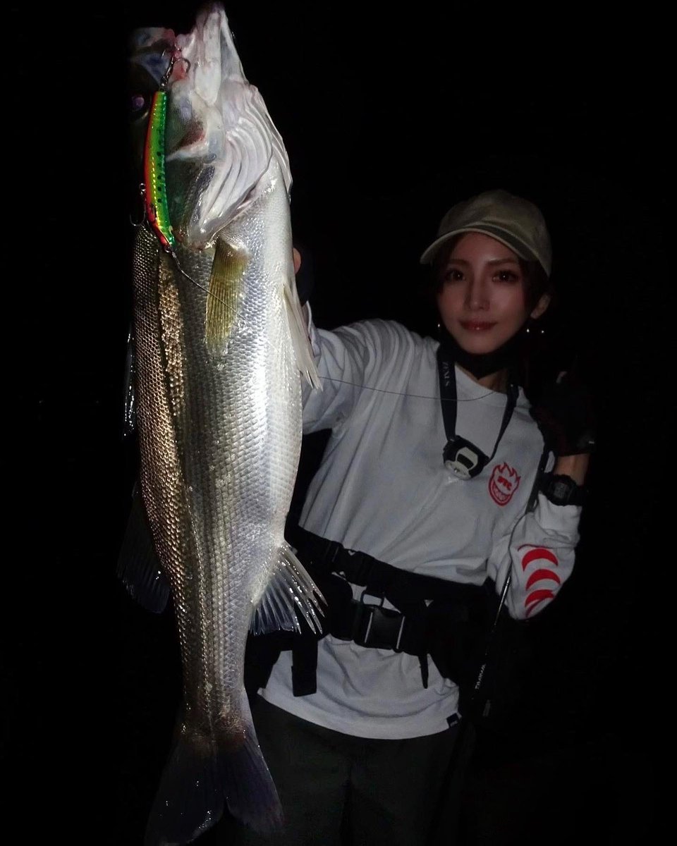 fishing_yukari's tweet image. 出タァーー‼️🐟🌊🌊🌊

イナッコの動きを見ながらボイルポイントへ！安定のスウィングウォブラーただ巻きでHIT👍🐟🌹

イナッコパターンにほんまにウォブラー強い😂👊💥

シーバスのお腹はイナッコでパンパンや〜🍚🍴✨

#シーバス #fimoオリカラ #リアルキッス #釣り女子 #シーバス釣り