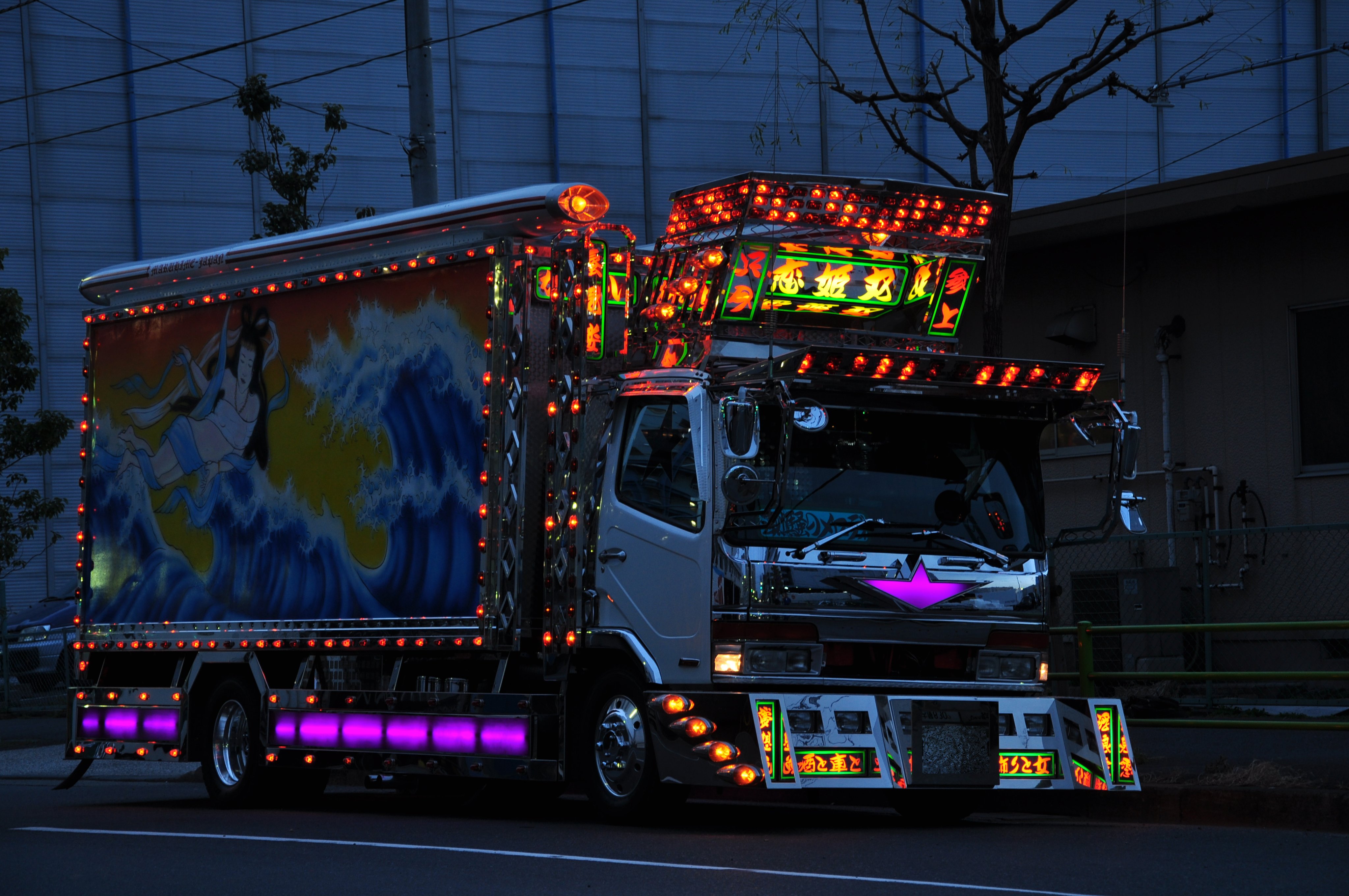 スナックわかさ埠頭支店 W やっぱりシートデッキは80 Sデコトラの華だよ 全日本ハチマキはかっこいい選手権 T Co 8f4dqkuinx Twitter