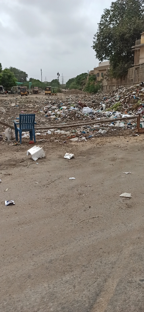 sarkari_pk's tweet photo. Dear @Dr_KMSOfficial there has been a new complain reported of Gargabe Pickup in your constituency NA-255.

Extreme condition of garbage and very toxic
https://t.co/3GGaNWCXoj

F.C Area, Liaquatabad

#Karachi #NA255 #GargabePickup https://t.co/3gxsvuraO6