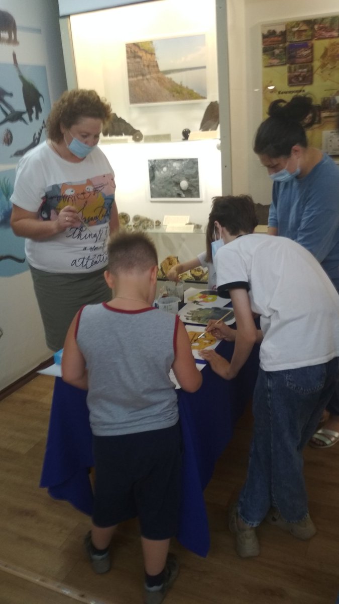 ❗Сегодня в Международный день дружбы на занятии «Школы палеонтолога»⚒️ сотрудники музея провели мастер-класс «Я-динозаврик»🐬, . В дружеской атмосфере ребята проявили свою фантазию и смекалку для создания оригинальных, красочных масок динозавров.